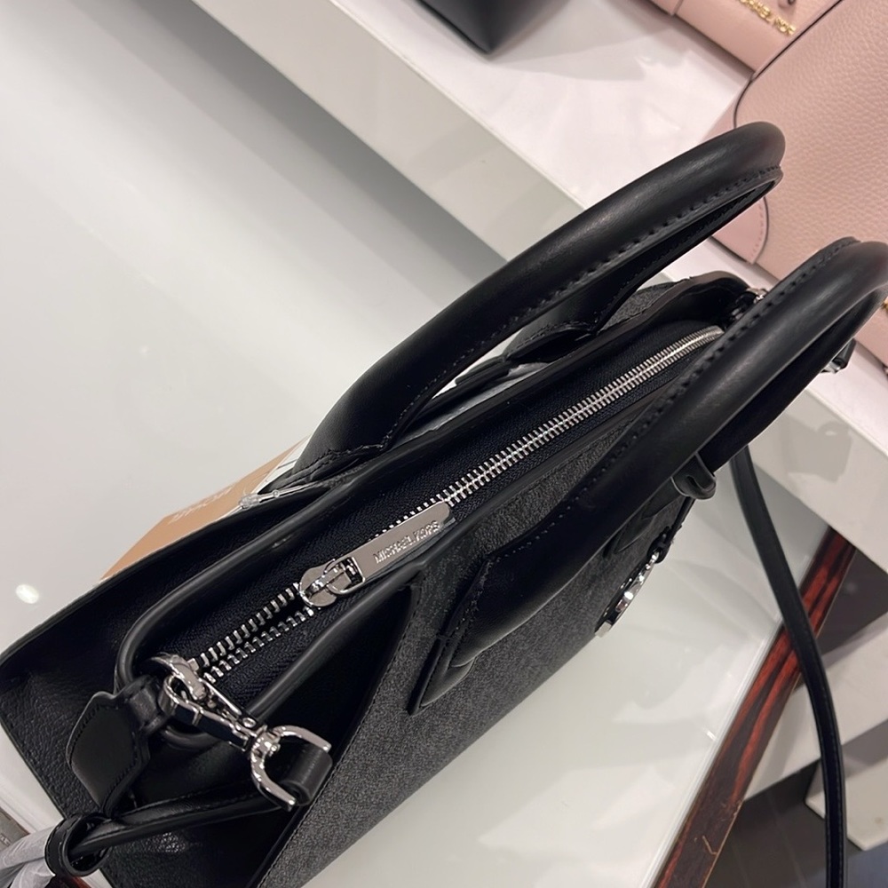 MICHAEL KORS
Avril Small Logo Top-Zip Satchel
COLOR BLACK
NWT - Picture 13 of 16